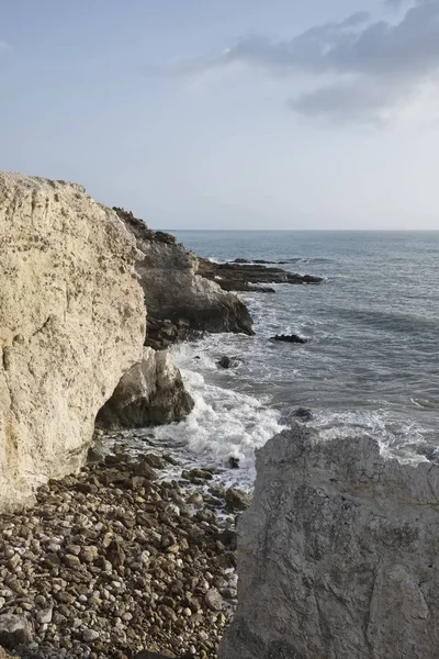 Italia, Sicilia, Mar Mediterráneo, vista de la costa rocosa del sudeste de la isla cerca de Scoglitti (provincia de Ragusa ) — Foto de Stock