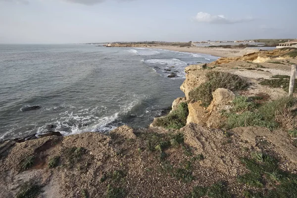 Italien, Sizilien, Mittelmeer, Blick auf die südöstliche Felsküste der Insel bei Scoglitti (Provinz Ragusa)) — Stockfoto