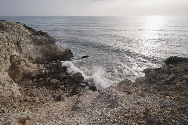 Itália, Sicília, Mar Mediterrâneo, vista da costa rochosa do Sudeste da ilha perto de Scoglitti (província de Ragusa ) — Fotografia de Stock