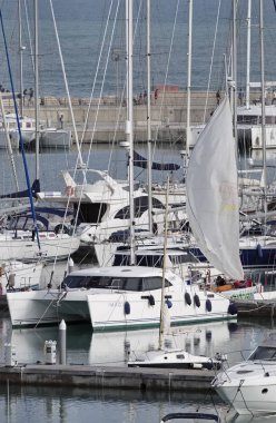 İtalya, Sicilya, Akdeniz, Marina di Ragusa; 5 Şubat 2017, liman - editoryal Lüks Yatlar