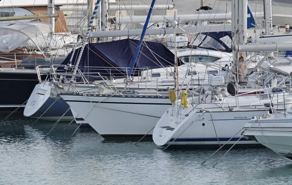 Itália, Sicília, Mar Mediterrâneo, Marina di Ragusa; 5 de março de 2017, veleiros no porto - EDITORIAL — Fotografia de Stock