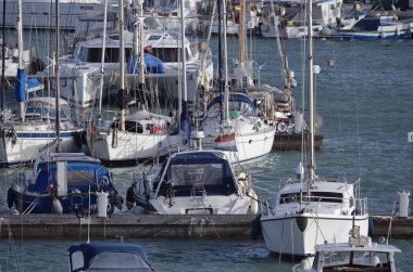 İtalya, Sicilya, Akdeniz, Marina di Ragusa; 7 Şubat 2017, tekneler ve Lüks Yatlar port - Editörden