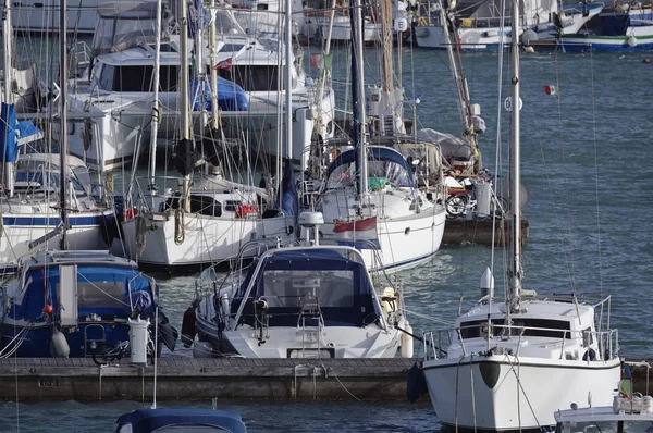 Italien, Sicilien, Medelhavet, Marina di Ragusa; 7 mars 2017, segelbåtar båtar och lyxiga i hamnen - ledare — Stockfoto