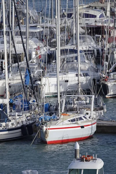 Италия, Сицилия, Средиземное море, Marina di Ragusa; 7 марта 2017, лодки и роскошные яхты в порту - РЕДАКЦИЯ — стоковое фото