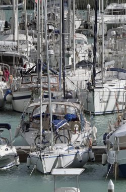 İtalya, Sicilya, Akdeniz, Marina di Ragusa; 8 Mart 2017, tekneler ve Lüks Yatlar port - Editörden