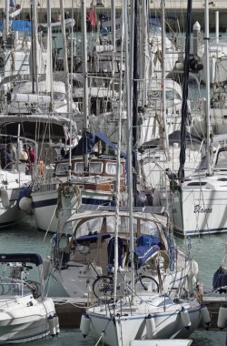 İtalya, Sicilya, Akdeniz, Marina di Ragusa; 8 Mart 2017, tekneler ve Lüks Yatlar port - Editörden