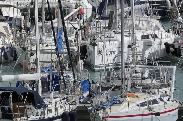 Italia, Sicilia, Mar Mediterráneo, Marina di Ragusa; 8 Marzo 2017, yates de lujo en el puerto - EDITORIAL —  Fotos de Stock