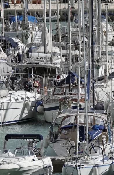 Italia, Sicilia, Mar Mediterráneo, Marina di Ragusa; 8 de marzo de 2017, barcos y yates de lujo en el puerto - EDITORIAL — Foto de Stock