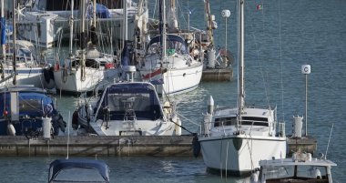 İtalya, Sicilya, Akdeniz, Marina di Ragusa; 9 Şubat 2017, tekneler ve Lüks Yatlar port - Editörden