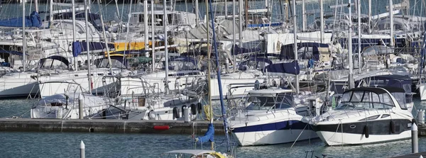 Itália, Sicília, Mar Mediterrâneo, Marina di Ragusa; 9 Março 2017, barcos e iates de luxo no porto - EDITORIAL — Fotografia de Stock