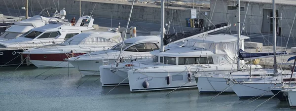 Itália, Sicília, Mar Mediterrâneo, Marina di Ragusa; 9 Março 2017, iates de luxo no porto - EDITORIAL — Fotografia de Stock