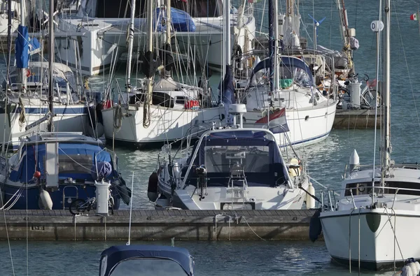 Italien, Sicilien, Medelhavet, Marina di Ragusa; 9 mars 2017, segelbåtar båtar och lyxiga i hamnen - ledare — Stockfoto