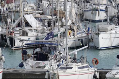 İtalya, Sicilya, Akdeniz, Marina di Ragusa; 10 Şubat 2017, Yelkenli tekneler limanda - Editörden