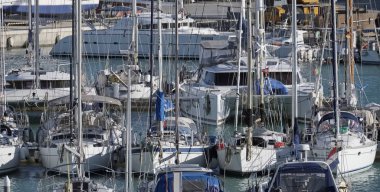 İtalya, Sicilya, Akdeniz, Marina di Ragusa; 12 Mart 2017, tekneler ve Lüks Yatlar port - Editörden