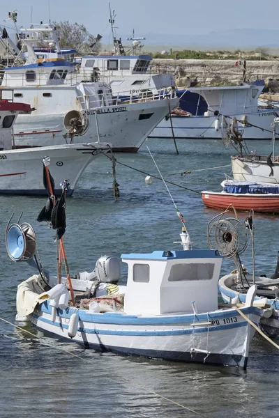 Italia, Sicilia, Scoglitti (provincia de Ragusa); 11 de marzo de 2017, barcos pesqueros sicilianos de madera en el puerto-EDITORIAL — Foto de Stock
