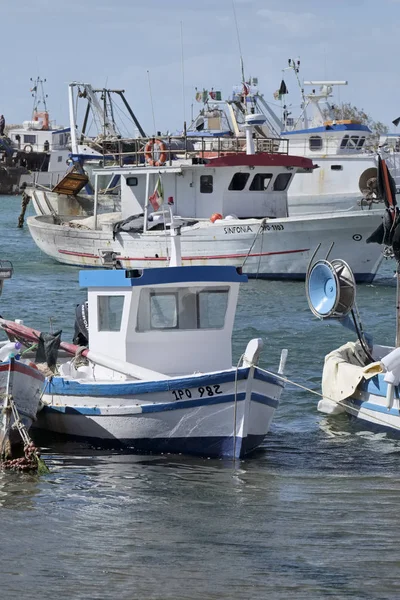 Ιταλία, Σικελία, Scoglitti (επαρχία Ragusa)? 11 Μαρτίου 2017, Σικελίας ξύλινα αλιευτικά σκάφη στο λιμάνι-συντακτικό — Φωτογραφία Αρχείου