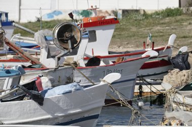 İtalya, Sicilya, Scoglitti (Ragusa eyaletinde); 11 Mart 2017, Sicilya ahşap balıkçı tekneleri bağlantı noktası editoryal