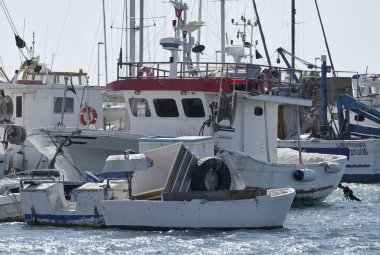 İtalya, Sicilya, Scoglitti (Ragusa eyaletinde); 11 Mart 2017, Sicilya ahşap balıkçı tekneleri limanda - Editörden