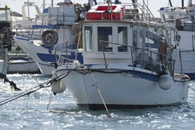 İtalya, Sicilya, Scoglitti (Ragusa eyaletinde); 11 Mart 2017, Sicilya ahşap balıkçı tekneleri limanda - Editörden