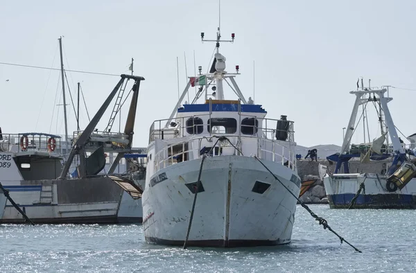 意大利, 西西里岛, 斯科格利蒂 (拉古萨省);2017年3月11日, 西基里木渔船在港口-编辑 — 图库照片