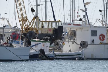 İtalya, Sicilya, Scoglitti (Ragusa eyaletinde); 11 Mart 2017, Sicilya ahşap balıkçı tekneleri limanda - Editörden