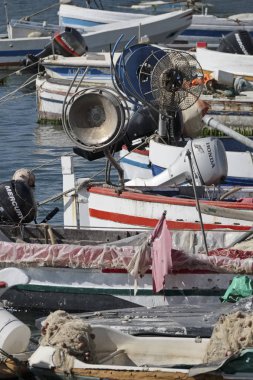 İtalya, Sicilya, Scoglitti (Ragusa eyaletinde); 11 Mart 2017, Sicilya ahşap balıkçı tekneleri limanda - Editörden