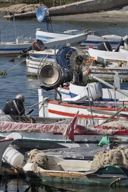 İtalya, Sicilya, Scoglitti (Ragusa eyaletinde); 11 Mart 2017, Sicilya ahşap balıkçı tekneleri limanda - Editörden