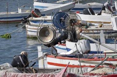 İtalya, Sicilya, Scoglitti (Ragusa eyaletinde); 11 Mart 2017, Sicilya ahşap balıkçı tekneleri limanda - Editörden