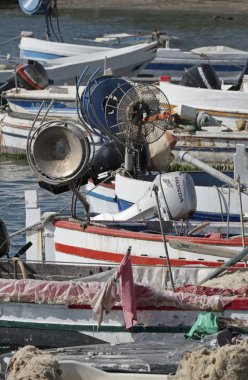 İtalya, Sicilya, Scoglitti (Ragusa eyaletinde); 11 Mart 2017, Sicilya ahşap balıkçı tekneleri limanda - Editörden