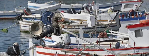 Italia, Sicilia, Scoglitti (provincia de Ragusa); 11 de marzo de 2017, barcos pesqueros sicilianos de madera en el puerto - EDITORIAL — Foto de Stock