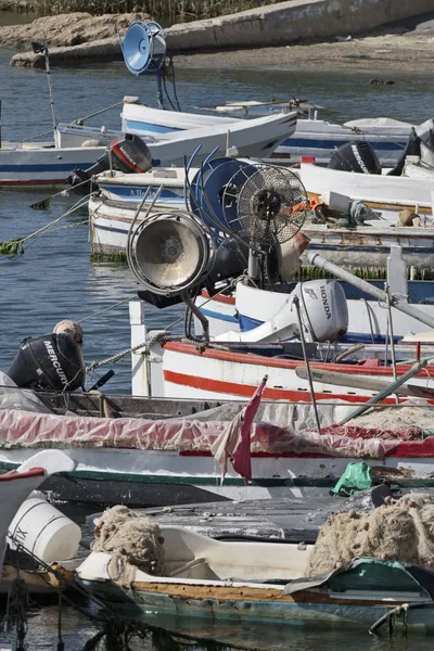 Italia, Sicilia, Scoglitti (provincia de Ragusa); 11 de marzo de 2017, barcos pesqueros sicilianos de madera en el puerto - EDITORIAL — Foto de Stock