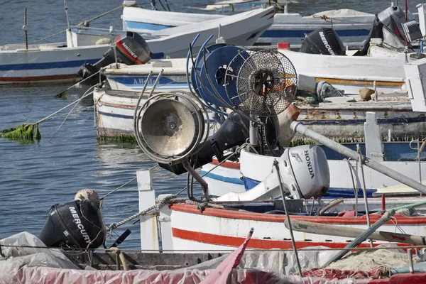 Itália, Sicília, Scoglitti (província de Ragusa); 11 de março de 2017, barcos de pesca de madeira sicilianos no porto - EDITORIAL — Fotografia de Stock