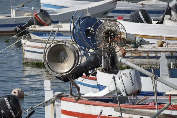 Италия, Сицилия, Скоглитти (Ragusa Province); 11 марта 2017, сицилийские деревянные рыболовные лодки в порту - РЕДАКЦИЯ — стоковое фото