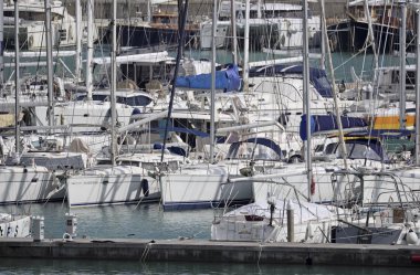 İtalya, Sicilya, Akdeniz, Marina di Ragusa; 14 Şubat 2017, liman - editoryal Lüks Yatlar