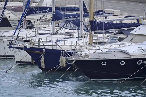 Италия, Сицилия, Средиземное море, Marina di Ragusa; 14 марта 2017, роскошные яхты в порту - РЕДАКЦИЯ — стоковое фото