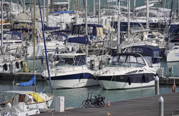 Itálie, Sicílie, Středozemní moře, Marina di Ragusa; 14. března 2017, luxusní jachty v přístavu - Editorial — Stock fotografie