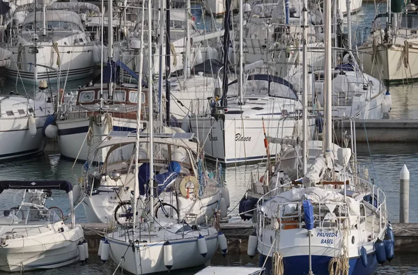 Italien, Sizilien, Mittelmeer, Marina di ragusa; 14. März 2017, Boote und Luxusyachten im Hafen - Leitartikel — Stockfoto