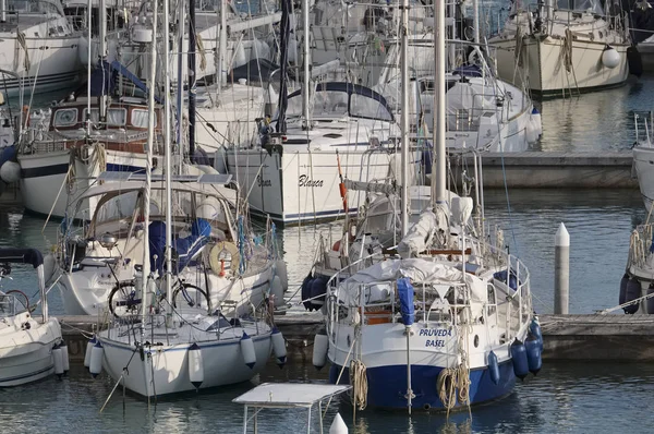 Włochy, Sycylia, Morze Śródziemne, Marina di Ragusa; 14 marca 2017 r., łodzie i luksusowe jachty w porcie - Redakcja — Zdjęcie stockowe
