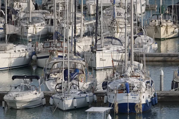 Италия, Сицилия, Средиземное море, Marina di Ragusa; 14 марта 2017, лодки и роскошные яхты в порту - РЕДАКЦИЯ — стоковое фото