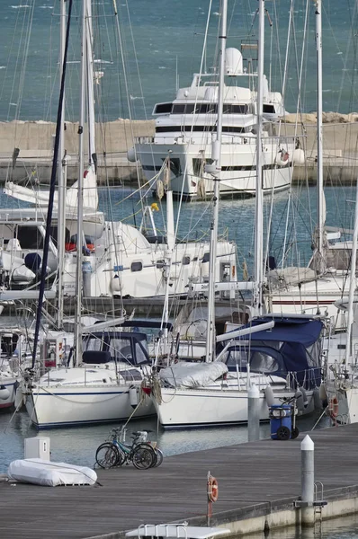 Włochy, Sycylia, Morze Śródziemne, Marina di Ragusa; 14 marca 2017 r., luksusowe jachty w porcie - Redakcja — Zdjęcie stockowe