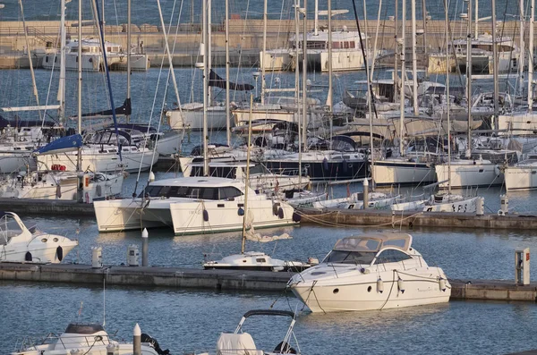İtalya, Sicilya, Akdeniz, Marina di Ragusa; 14 Şubat 2017, tekneler ve Lüks Yatlar liman günbatımında - Editörden — Stok fotoğraf