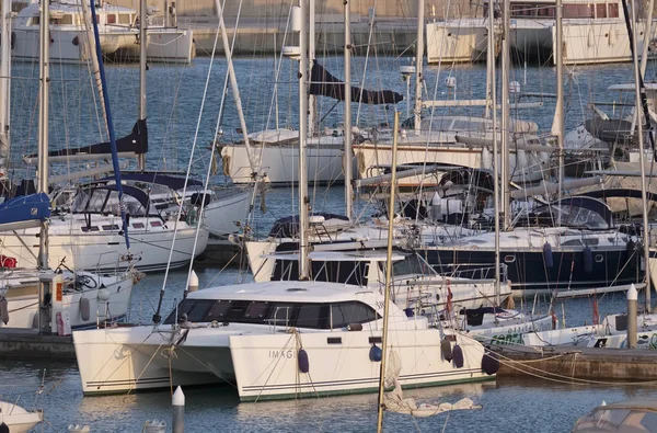 Italia, Sicilia, Mar Mediterraneo, Marina di Ragusa; 14 marzo 2017, barche e yacht di lusso in porto al tramonto - EDITORIALE — Foto Stock