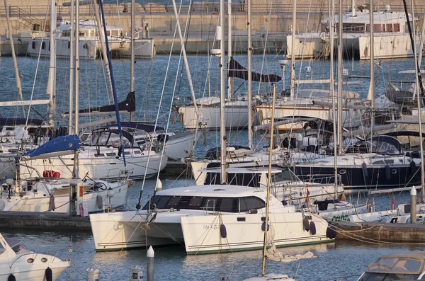 Italien, Sicilien, Medelhavet, Marina di Ragusa; 14 mars 2017, segelbåtar båtar och lyxiga i hamnen vid solnedgången - ledare — Stockfoto