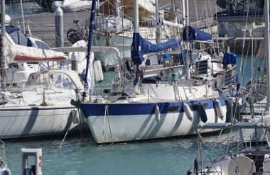 İtalya, Sicilya, Akdeniz, Marina di Ragusa; 18 Mart 2017, liman - editoryal Lüks Yatlar