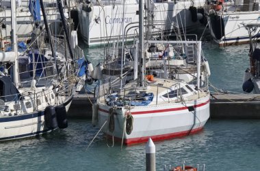 İtalya, Sicilya, Akdeniz, Marina di Ragusa; 18 Mart 2017, liman - editoryal Lüks Yatlar