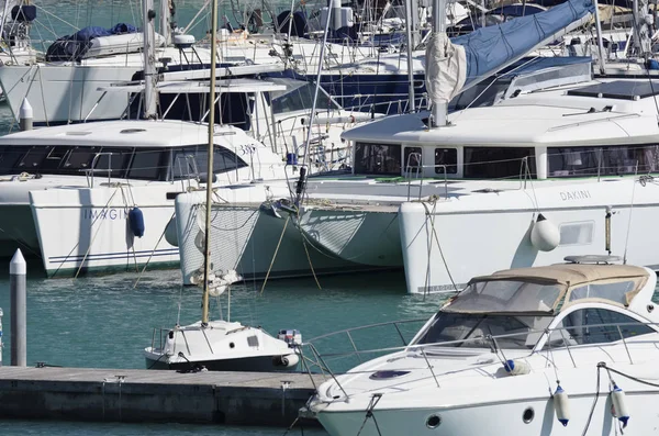 Italien, Sizilien, Mittelmeer, Marina di ragusa; 18. März 2017, Boote und Luxusyachten im Hafen - Leitartikel — Stockfoto