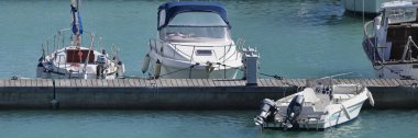 İtalya, Sicilya, Akdeniz, Marina di Ragusa; 19 Şubat 2017, tekneler ve Lüks Yatlar port - Editörden