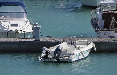 İtalya, Sicilya, Akdeniz, Marina di Ragusa; 19 Şubat 2017, tekneler ve Lüks Yatlar port - Editörden
