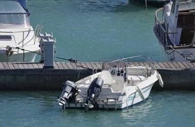 İtalya, Sicilya, Akdeniz, Marina di Ragusa; 19 Şubat 2017, tekneler ve Lüks Yatlar port - Editörden