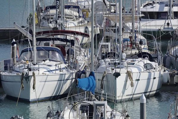 Италия, Сицилия, Средиземное море, Marina di Ragusa; 22 марта 2017, роскошные яхты в порту - РЕДАКЦИЯ — стоковое фото
